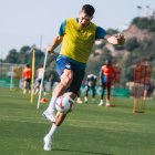 César Montes lanzando a puerta en el entrenamiento de este miércoles en Benahavís.