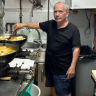 Joaquín Requena Hernández, entre patatas en la cocina del Bonillo	.