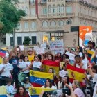 La comunidad venezolana exhibe las banderas de su país y de España  durante la manifestación.