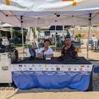 El presentador Guillermo Mirón durante la entrevista al teniente de alcalde, Álvaro Ramos.