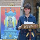 Nuria Barrera, junto a su cartel para la Romería del Saliente de 2024. Foto de Ginés Ruiz.