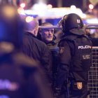 Imagen de archivo de un Policía Nacional hablando con el líder de Desokupa, Daniel Esteve.