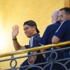Cristiano Ronaldo saludando a los huéspedes del hotel camino del salón para cenar con el equipo.
