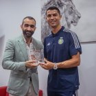 Mohamed El Assy entrega un recuerdo del Almería a Cristiano Ronaldo.