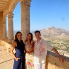 David Bisbal posando junto a su familia en el castillo de Vélez-Blanco. | Ayuntamiento de Vélez-Blanco