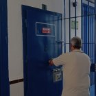 Uno de los funcionarios responsables de la UTE abre las puertas de las celdas del módulo.