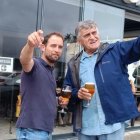 Wyoming en la Costa da Morte con el dueño del Bar O'Brocho con el que tomó una cerveza.