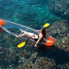 Ruta en un kayak de fondo transparente.