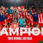 La plantilla celebrando el Memorial Juan Rojas después de ganar 3-0 al Al-Nassr el pasado 8 de agosto.