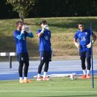 Fernando atento mientras Maximiano y Bruno Iribarne se refrescan.