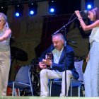 Juan Carmona a la guitarra, con María segura y Lola de la Estrella, interpretando el nuevo tema. Foto de Juan Sánchez.