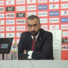 Mohamed El Assy deberá vivir con la presión de dirigir al favorito de Segunda División.