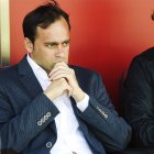 Fran Fernández en el banquillo del Almería dirigiendo a Juan Carlos Real.