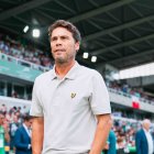 Rubi camino de su banquillo en El Sardinero, que se llenó para recibir al equipo rojiblanco.