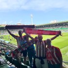 Los primeros valientes en El Sardinero animando al Almería.