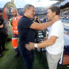 Óscar Cano saluda a Rubi en la previa del partido.