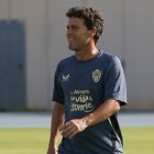 El técnico afronta los días más intensos con un ojo en el mercado y otro en el partido ante el Sporting de Gijón.