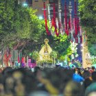 Multitudinaria salida de la Virgen del Mar.