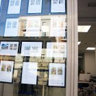 Anuncios de pisos en venta en una inmobiliaria.