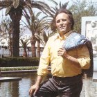 Juan José posando en el Parque de Almería en el Monumento a los Hombres de la Mar.