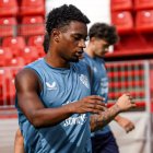 Hugo Neves sigue entrenando con la primera plantilla después de la marcha de Largie Ramazani al Leeds United.