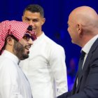 El presidente del Almería, Turki Al-Sheikh, con Cristiano Ronaldo y el presidente de la FIFA, Gianni Infantino.