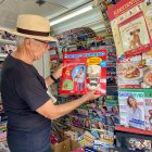 Pepe Alonso, cliente habitual del quiosco de Antonia Olivares, mirando el coleccionable \'Cómo funciona el cuerpo humano\'.