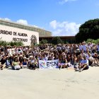 Foto de familia de los estudiantes recién llegados a la Universidad de Almería.