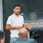 El colegiado nacido en El Ejido y que debuta este curso en el fútbol de plata en un momento de la charla. 