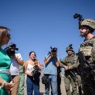 Margarita Robles ha podido ver una demostración de la formación de combate en zonas urbanizadas, impartidas en el curso.