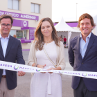 Francisco Góngora, María Herminia y Diego Guardamino cortan la cinta, inaugurando la nueva estación en Almerimar.