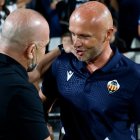 Dick Schreuder saluda a Paco López.