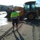 Los efectivos de limpieza adecentan la zona de Vera Playa anegada por el mar.