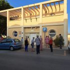 Gente esperando a las puertas de la oficina periférica de El Alquián