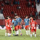 El equipo se fue al centro del campo para palpar el sentir de los aficionados tras la dura derrota.