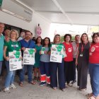 Los sanitarios se reúnen en las puertas del consultorio de Turre.