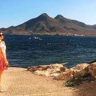 Una visitante disfrutando del entorno de La Isleta del Moro.