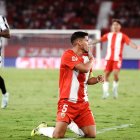 Robertone llama a las asistencias, otra vez el hombro izquierdo.