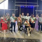 Las mises y damas de la tercera edad junto al Míster y el caballero.