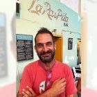 Jesús Maldonado Álvarez a las puertas de “La Raspita” en el Paseo Marítimo de Cabo de Gata.