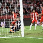 Rachad anotando su primer gol con el Almería para rescatar un punto.
