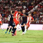 Luis Suárez siempre muy marcado por la defensa rival.