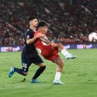 Nico Melamed en una de las jugadas del partido ante el Eibar en el Estadio de los Juegos Mediterráneos.