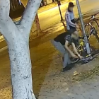 Imagen del momento en el que los dos varones roban los patinetes eléctricos.