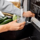 El agua domiciliaria se ha encarecido en Almería más de un 30%.