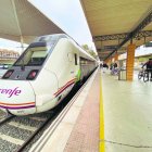 Viajeros en la estación de tren de Almería, ahora cerrada por las obras del Soterramiento.