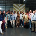 Foto de grupo de los miembros del Club Gastronómico en las instalaciones de la fábrica de Estrella Levante.