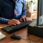 Una persona trabajando delante de su ordenador.