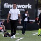 Javi Calleja, en segundo plano.