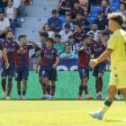 Nico Melamed esperando mientras los jugadores del Levante celebran uno de los goles de la primera mitad.